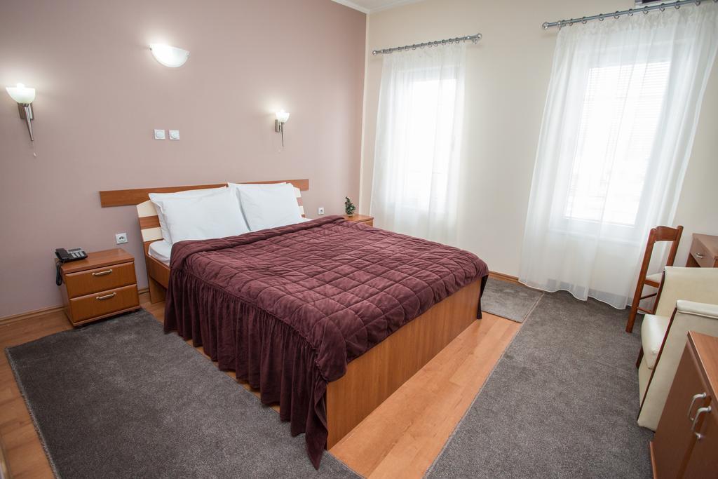 Sin-Kom Hotel Garni ปิโรต์ ห้อง รูปภาพ