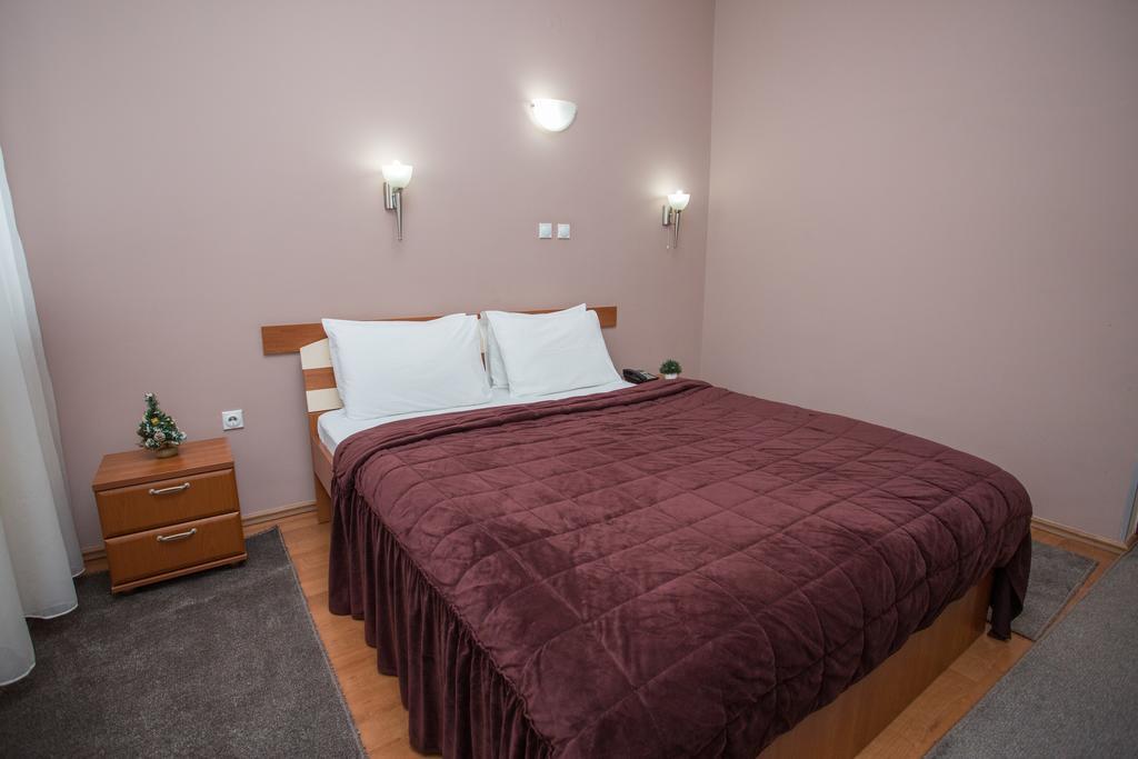 Sin-Kom Hotel Garni ปิโรต์ ภายนอก รูปภาพ