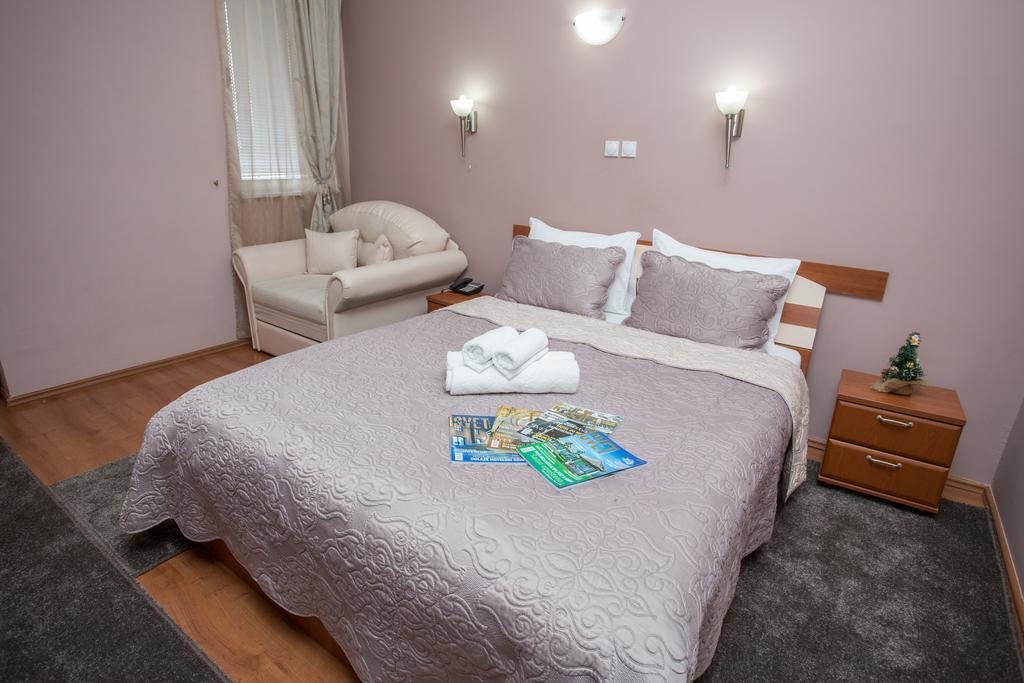 Sin-Kom Hotel Garni ปิโรต์ ภายนอก รูปภาพ