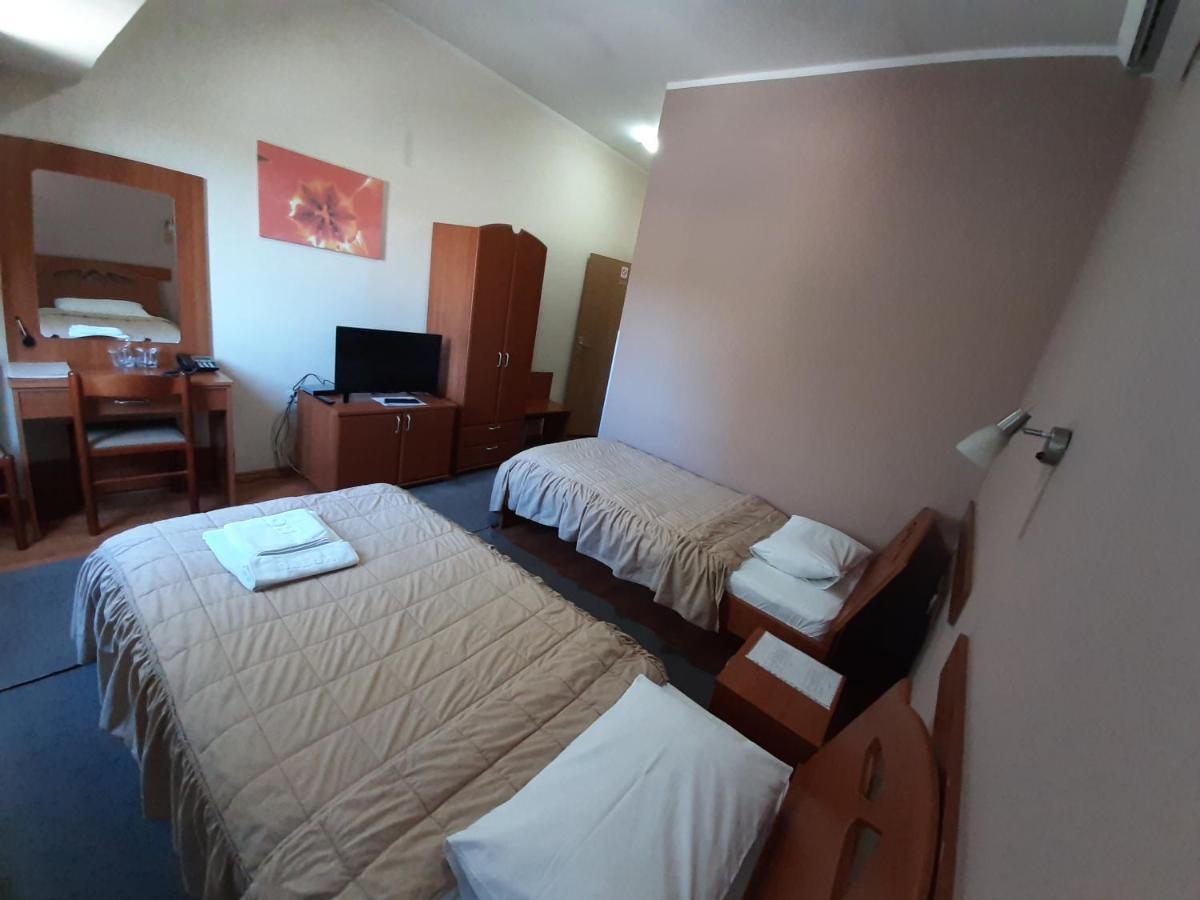 Sin-Kom Hotel Garni ปิโรต์ ภายนอก รูปภาพ