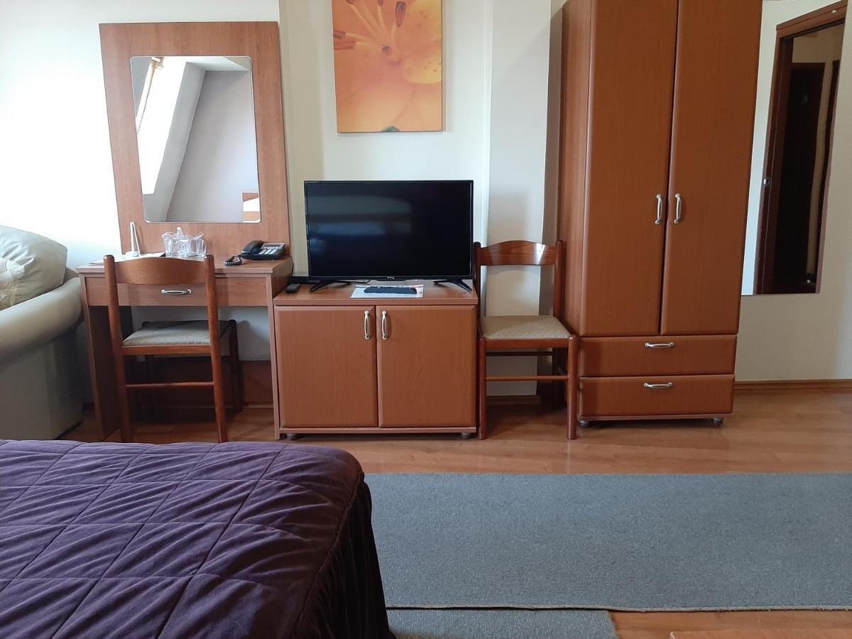 Sin-Kom Hotel Garni ปิโรต์ ภายนอก รูปภาพ
